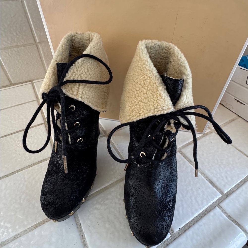 MICHAEL Michael Kors Black Lace-Up Platform Ankle Boots with Shearling Cuff - Picture 2 of 7